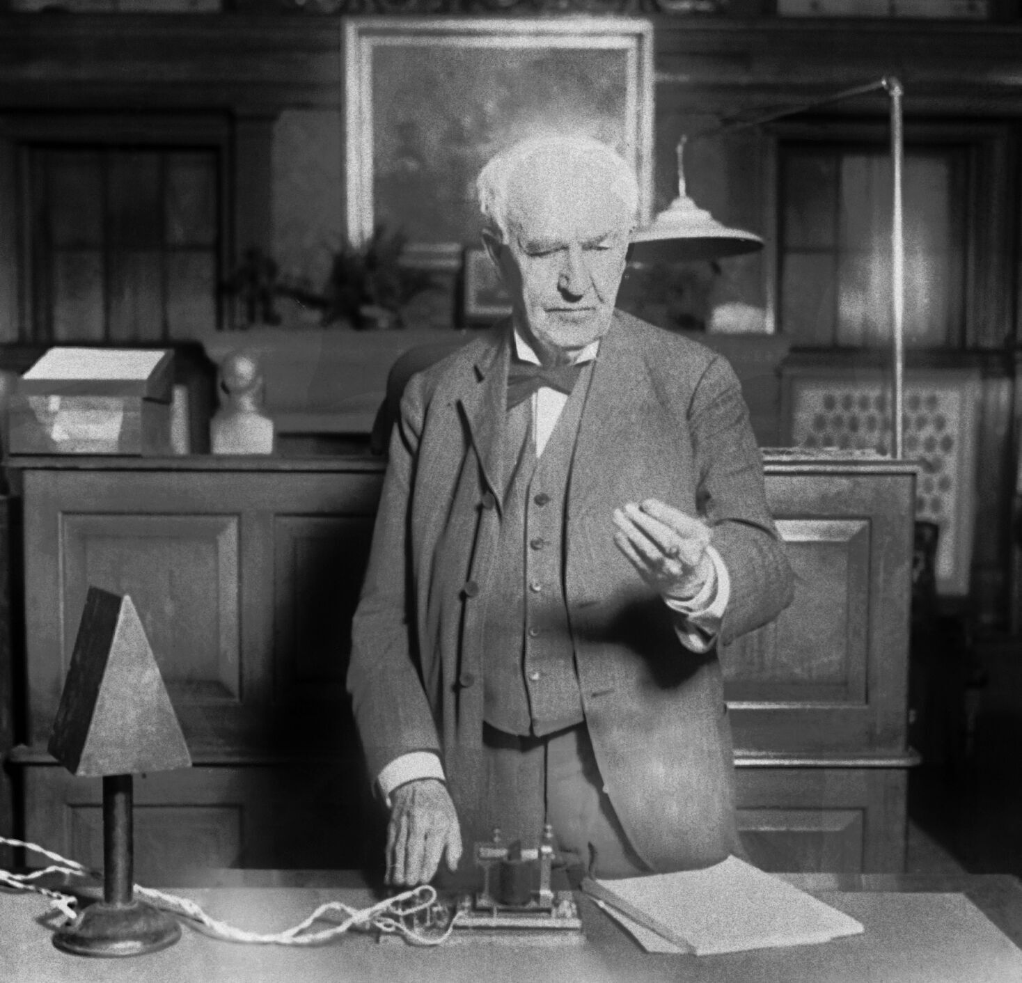 1879: Thomas Edison